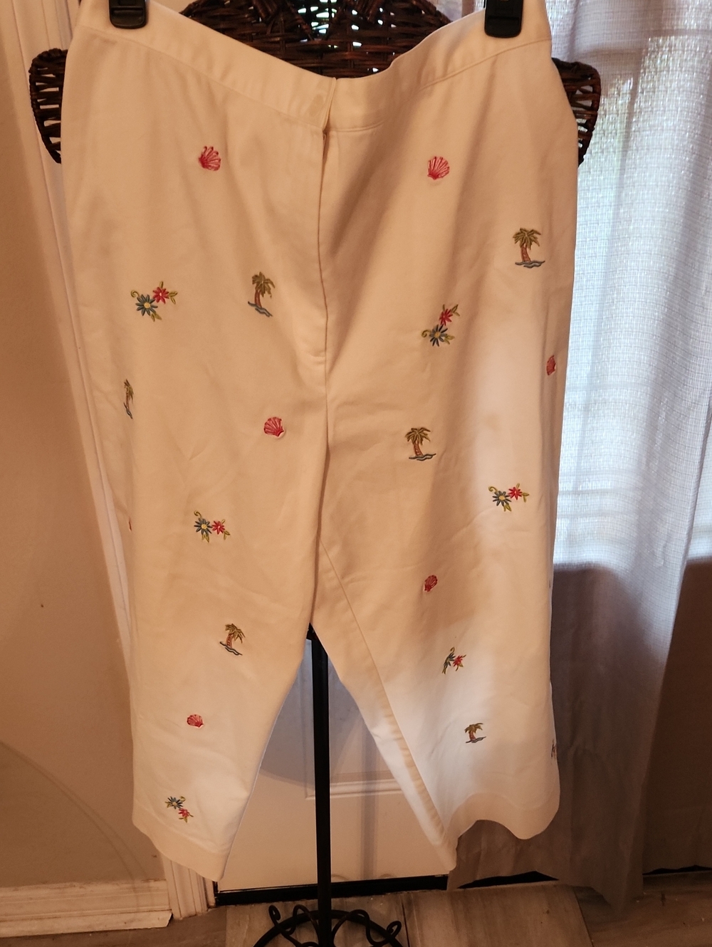 Alfred Dunner White Women Embroidered Tropical Capri Pants